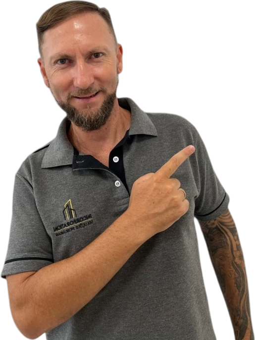 Gino Ribeiro, com a camisa da Incorporation, apontando para o texto