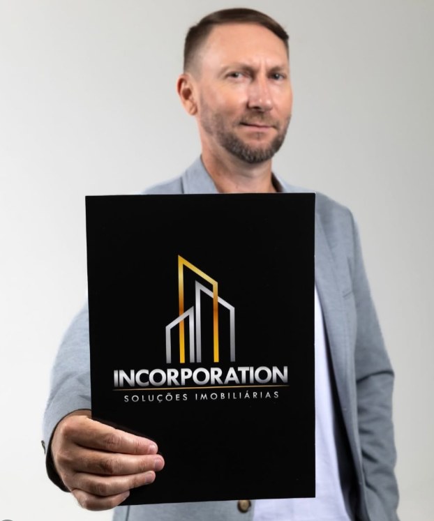 Gino Ribeiro segurando a placa da Incorporation